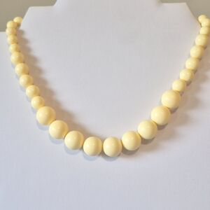 NWT 90's Vintage Cream Colored Lucite Beaded Necklace